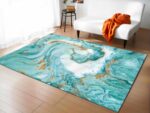 Tapis marbre vert effet mélangé dans un sallon avec un canapé blanc