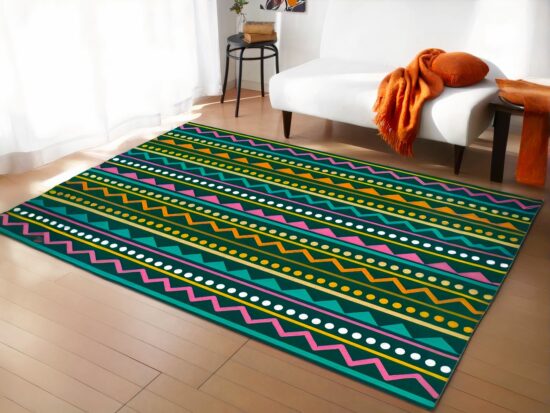 Tapis mexicain aux formes géométriques dans un sallon avec un canapé blanc