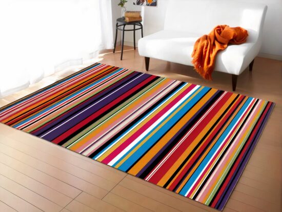 Tapis mexicain aux rayures dans un sallon avec canapé blanc