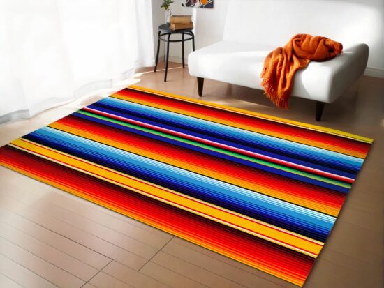 Tapis mexicain avec rayures colorées dans un sallon avec canapé blanc