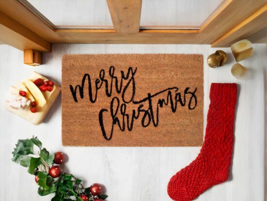 Tapis noël merry christmas dans une entrée avec botte pere noel