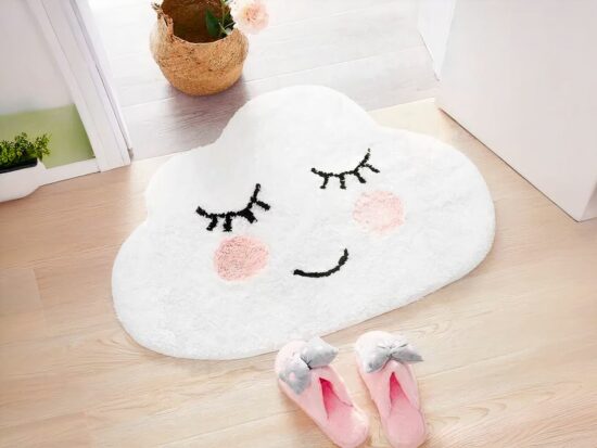 Tapis nuage avec smile dans une entrée d'une chambre d'enfant