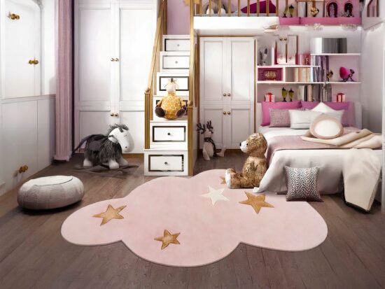 Tapis nuage rose avec étoiles dorées dans une chambre d'enfant rose
