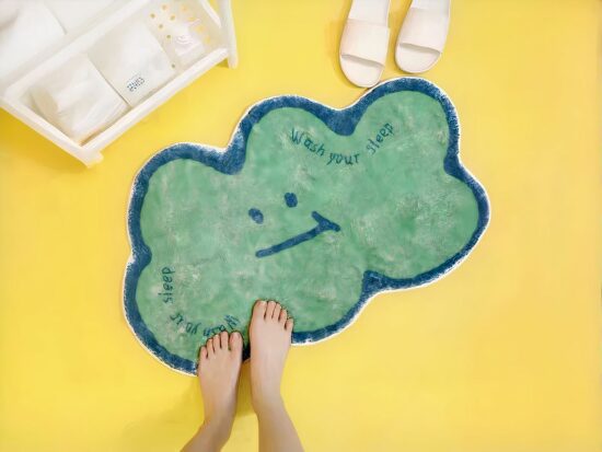 Tapis nuage vert avec sourire avec pieds et sol jaune