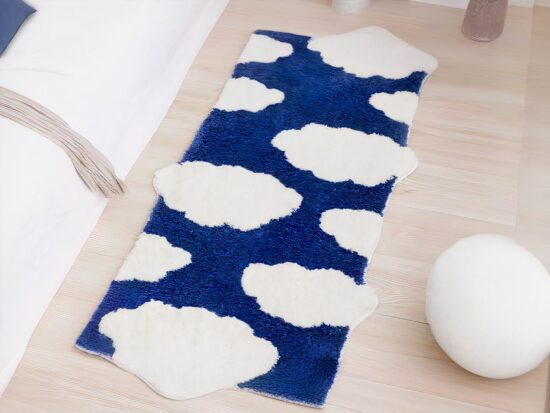 Tapis nuages sur fond bleu a coté d'un lit