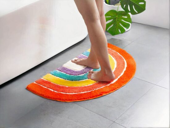 tapis de salle de bain coloré en demi cercle