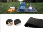 tapis de barbecue noir et petites images de barbecues sur du gazon avec des aliments qui grillent