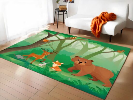 Tapis renard avec animaux dans la foret verte dans un sallon avec canapé blanc
