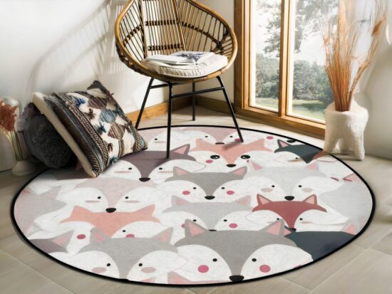 Tapis renard coloré anti derapant avec une chaise et coussin