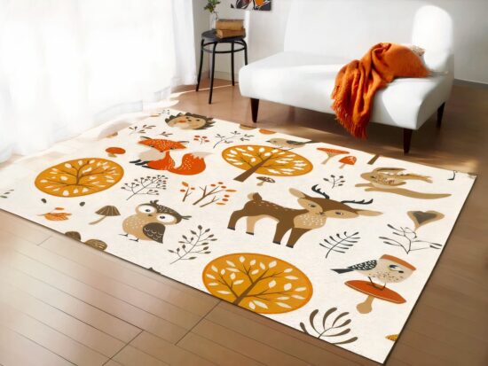 Tapis renard en automne dans un sallon avec canapé blanc