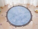 Tapis rond à pompons en coton doux pour enfants. Bonne qualité, confortable et à la mode dans une maison