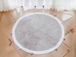 Tapis rond à pompons en coton doux pour enfants. Bonne qualité, très confortable et à la mode dans une maison