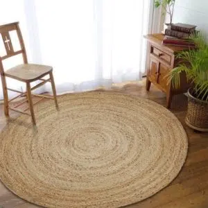 Grand tapis rond en sisal avec une chaise en bois et paille et une étagère