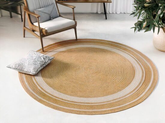 Tapis rond tissé en Jute naturel avec une chaise en bois et un coussin gris
