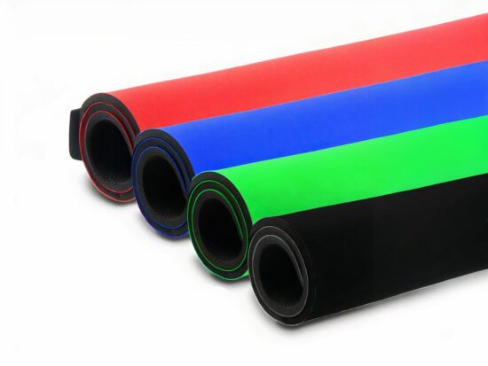 Quatre tapis de jeu de carte roulés