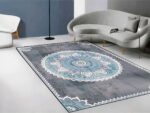 Tapis vintage mandala bleu dans un sallon et avec un canapé