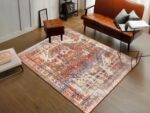 Tapis vintage rouge aux formes géométriques avec canapé marron vintage