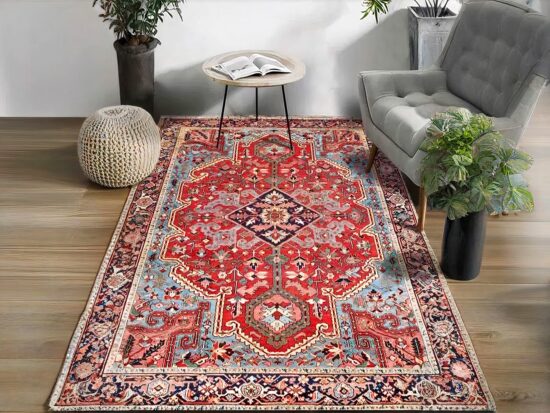 Tapis vintage rouge style marocain dans un sallon avec un canapé gris et une petite table