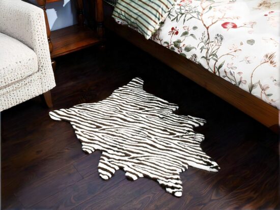 Tapis zèbre anti derapant a coté d'un lit