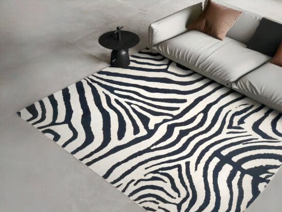Tapis zèbre luxueux devant canapé gris moderne