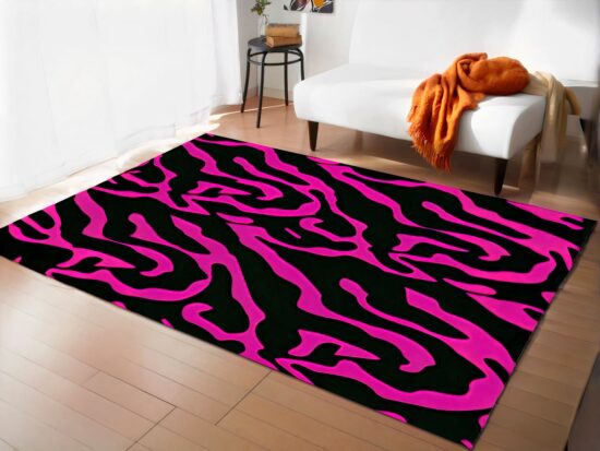 Tapis zèbre rose et noir dans un sallon devant un canapé blanc