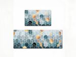 Deux tapis géométriques pour la cuisine bleue et dorée avec un fond blanc