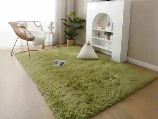 Tapis cocooning doux rectangulaire vert installé dans un salon