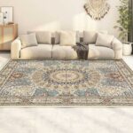 Tapis marocain rétro rectangulaire beige et bleu installé dans un salon près d'un canapé beige