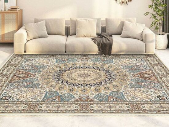 Tapis marocain rétro rectangulaire beige et bleu installé dans un salon près d'un canapé beige