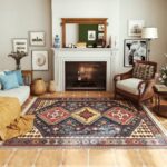 Tapis marocain rétro rectangulaire formes géométriques multicolores installé dans un salon devant une cheminée