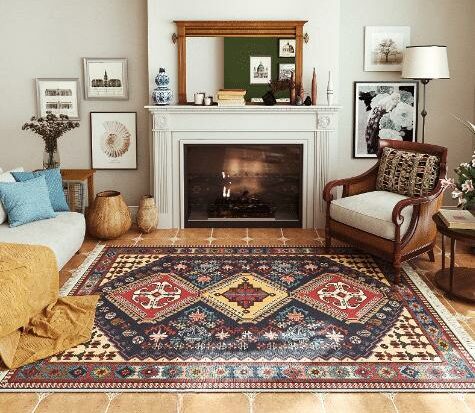 Tapis marocain rétro rectangulaire formes géométriques multicolores installé dans un salon devant une cheminée