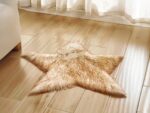 Tapis cocooning doux en forme d'étoile beige installé sur le sol sur du parquet