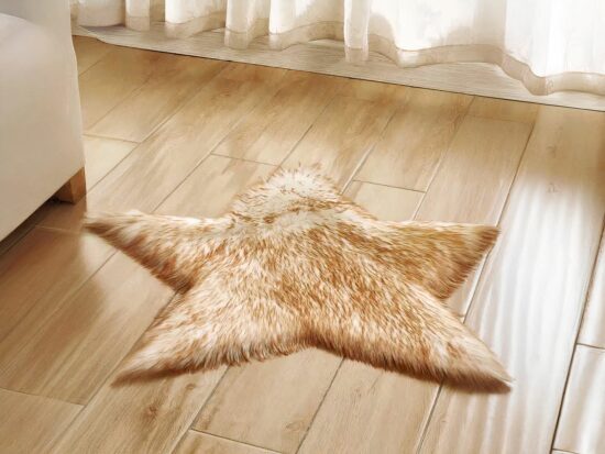 Tapis cocooning doux en forme d'étoile beige installé sur le sol sur du parquet
