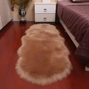 Tapis cocooning marron style peau de bête installé aux pieds d'un lit dans une chambre