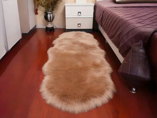 Tapis cocooning marron style peau de bête installé aux pieds d'un lit dans une chambre