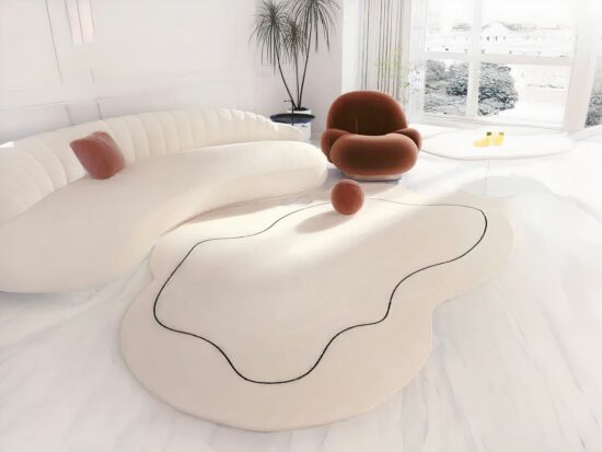 Tapis doux beige forme abstraite installé dans un salon aux pieds d'un canapé