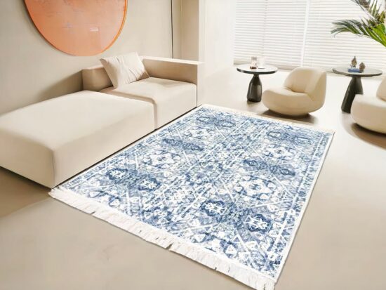 Tapis marocain bleu rétro rectangulaire à frange installé devant un canapé dans un salon