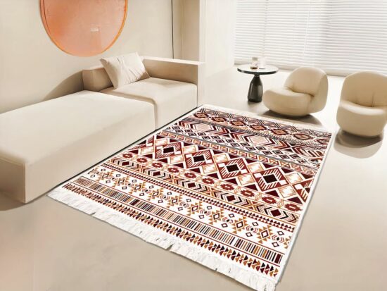 Tapis marocain rétro rectangulaire à frange avec formes géométriques rouge foncé installé dans un salon devant un canapé beige et un fauteuil assorti