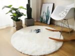 Tapis cocooning rond blanc installé dans un salon