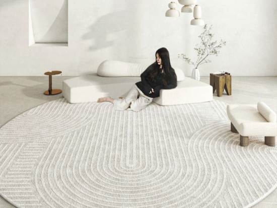 Tapis japonais doux et moelleux style japandi gris sur lequel se trouve une jeune femme caucasienne accoudée