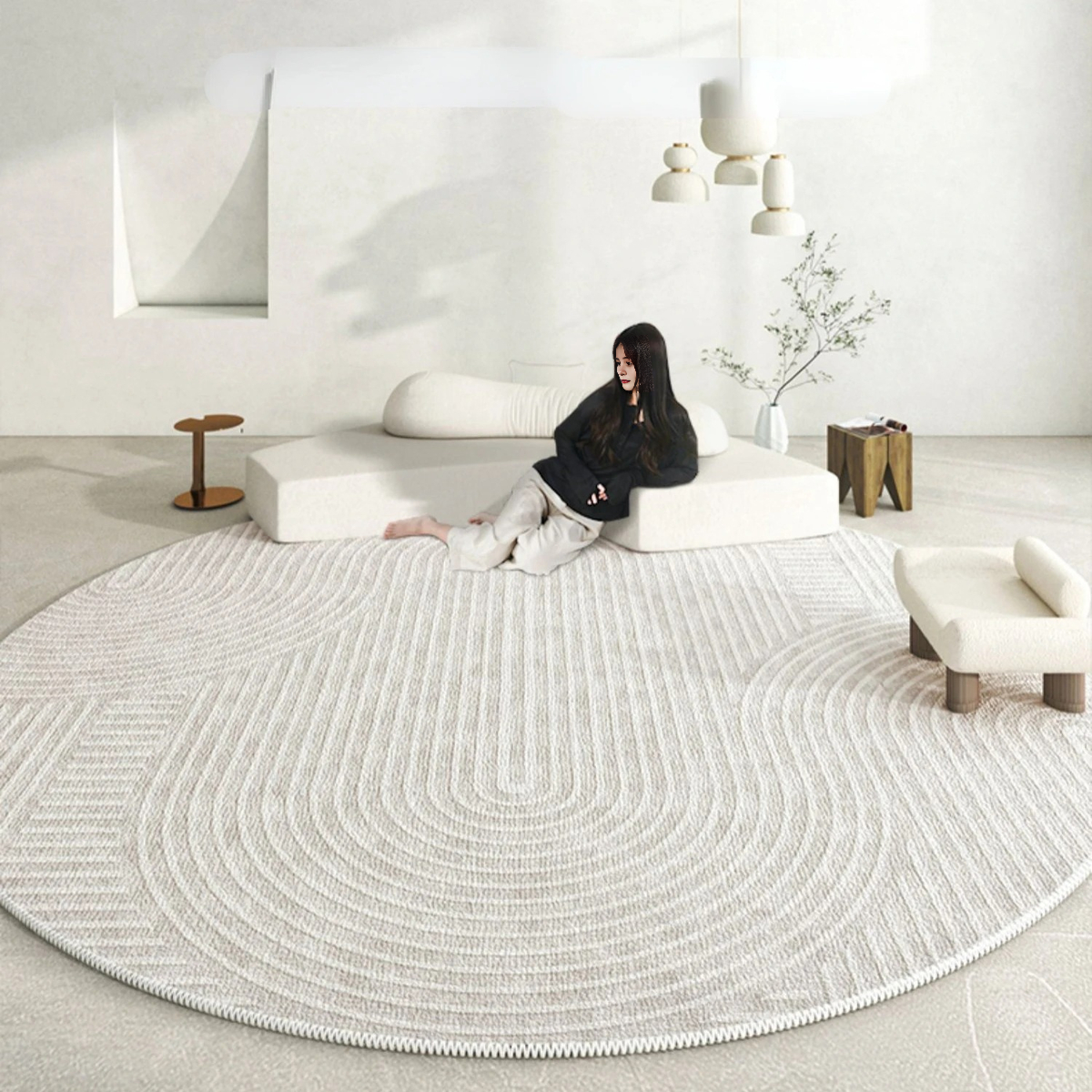 Tapis japonais doux et moelleux style japandi gris sur lequel se trouve une jeune femme caucasienne accoudée