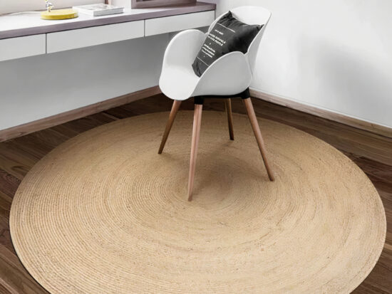 Tapis de chambre Japandi naturel tressé de couleur beige et de forme circulaire