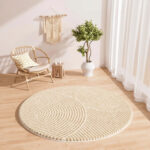 Tapis Japandi confortable inspiration jardins japonais de forme ronde beige et crème sur un sol en parquet