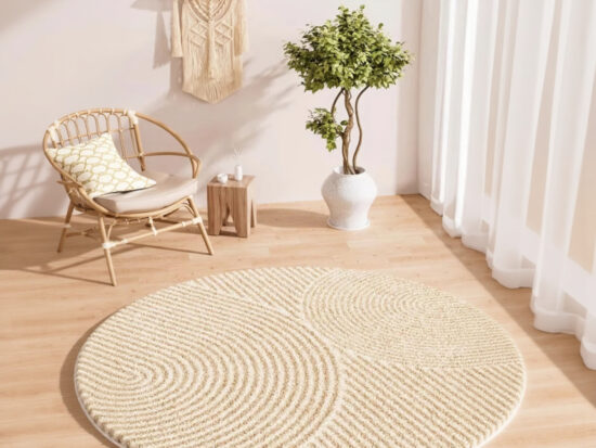 Tapis Japandi confortable inspiration jardins japonais de forme ronde beige et crème sur un sol en parquet