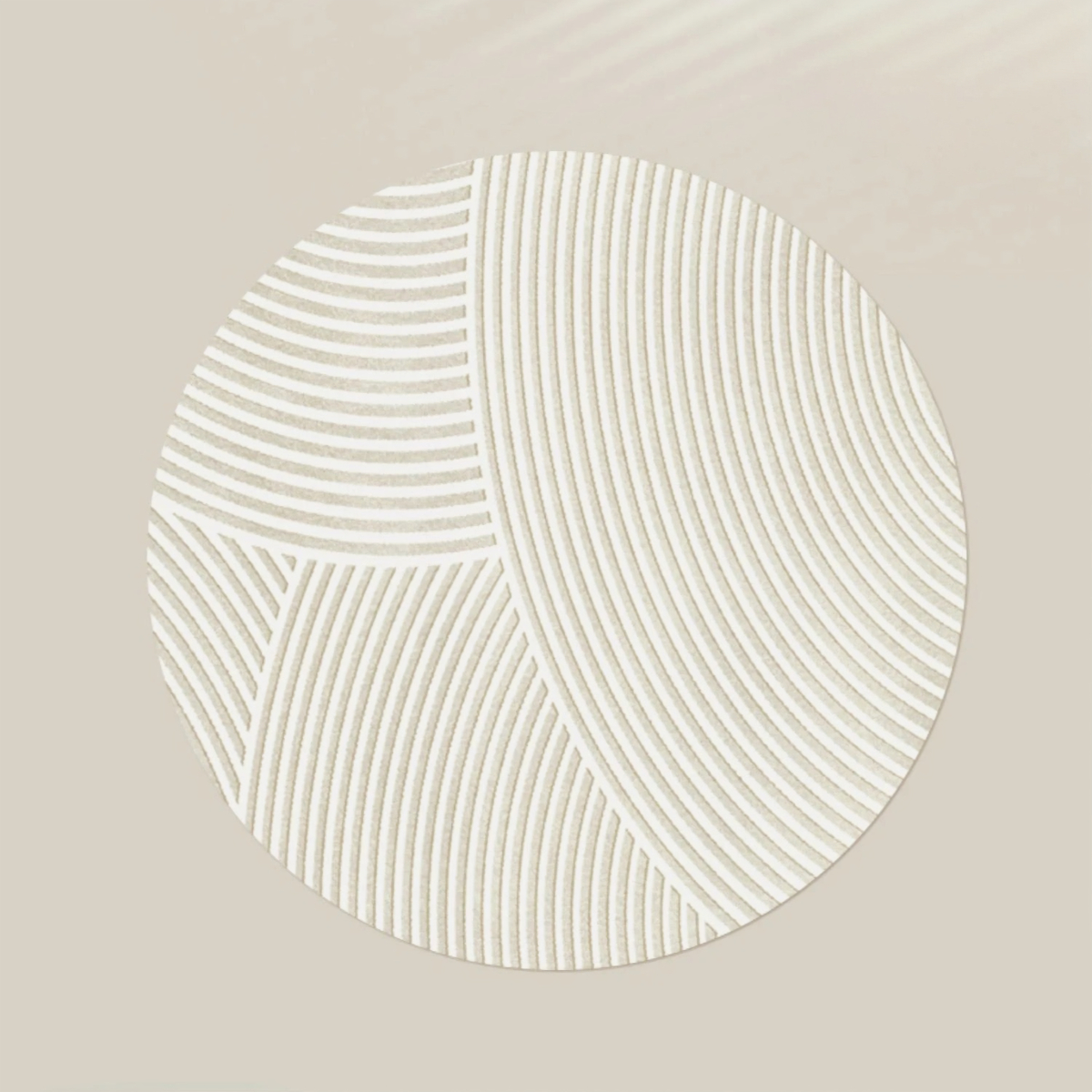 Tapis Japandi forme géométrique texturée beige de forme ronde circulaire sur fond uni